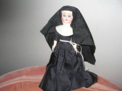 8'' HARD PLASTIC 1950-60S NUN DOLL IN ORIGINAL HABIT, CROSS #487